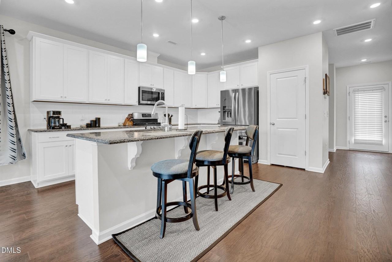 1202 Commack Dr - Photo 3 of 23
