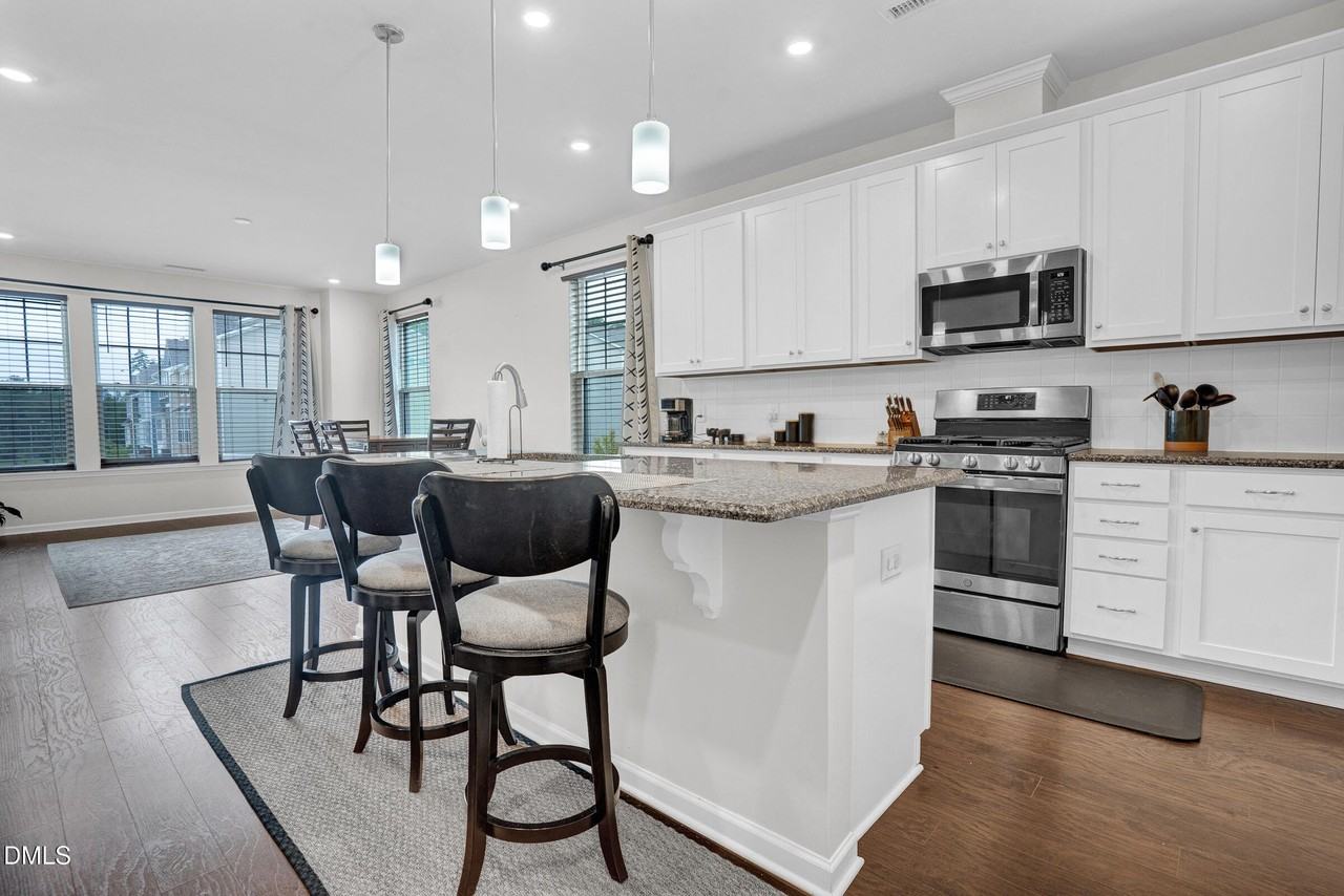 1202 Commack Dr - Photo 4 of 23