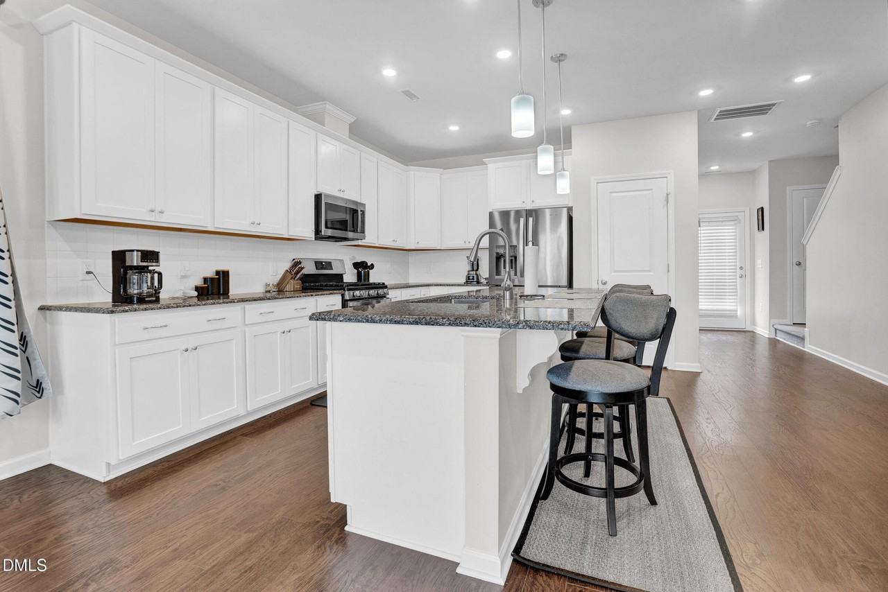 1202 Commack Dr - Photo 6 of 23