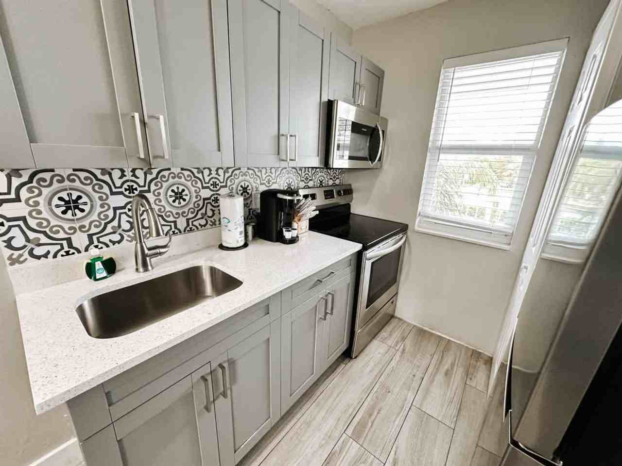 50 Davie Boulevard - Photo 3 of 42