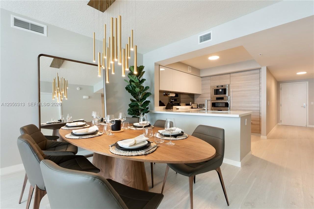 PARQUE TOWERS CONDO - Photo 2 of 16