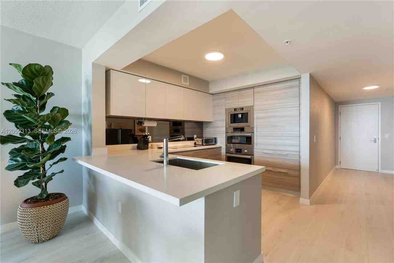 PARQUE TOWERS CONDO - Photo 4 of 16