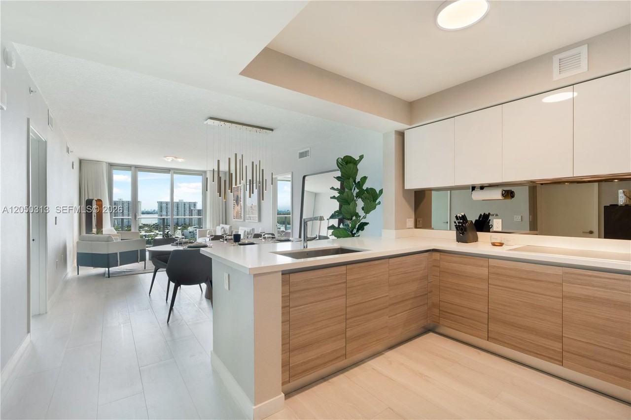 PARQUE TOWERS CONDO - Photo 5 of 16