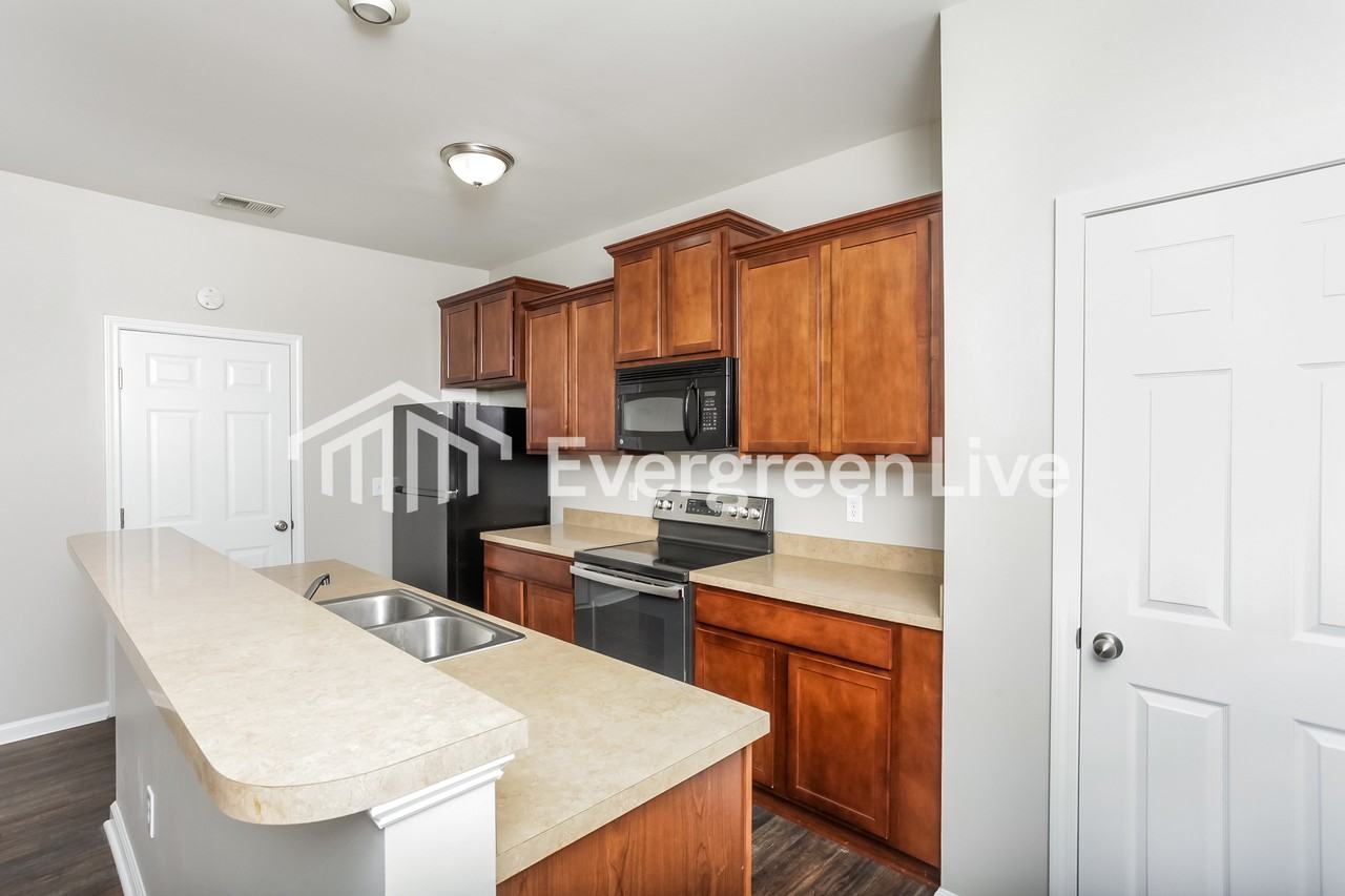 140 Pacific Ave - Photo 4 of 13