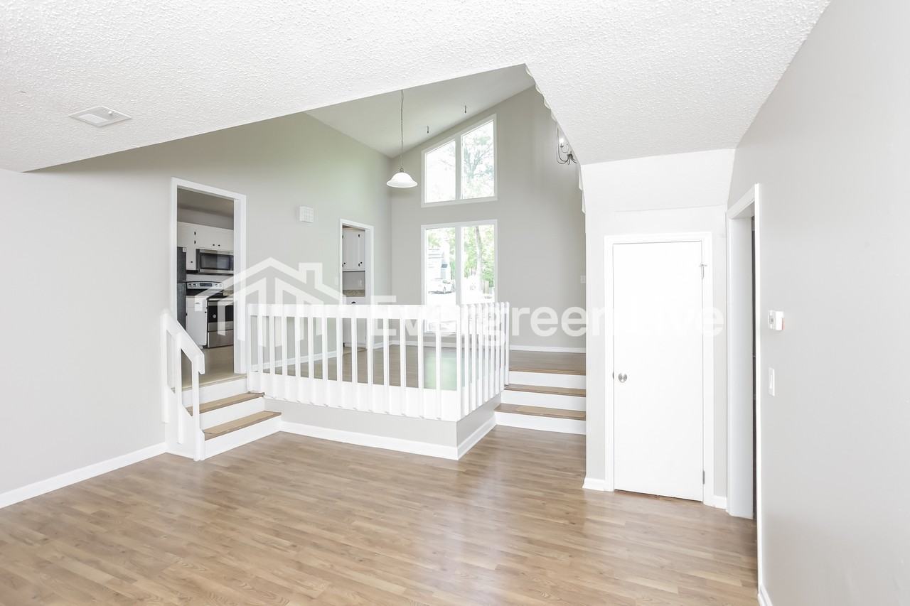 572 Parlock Rd - Photo 3 of 15