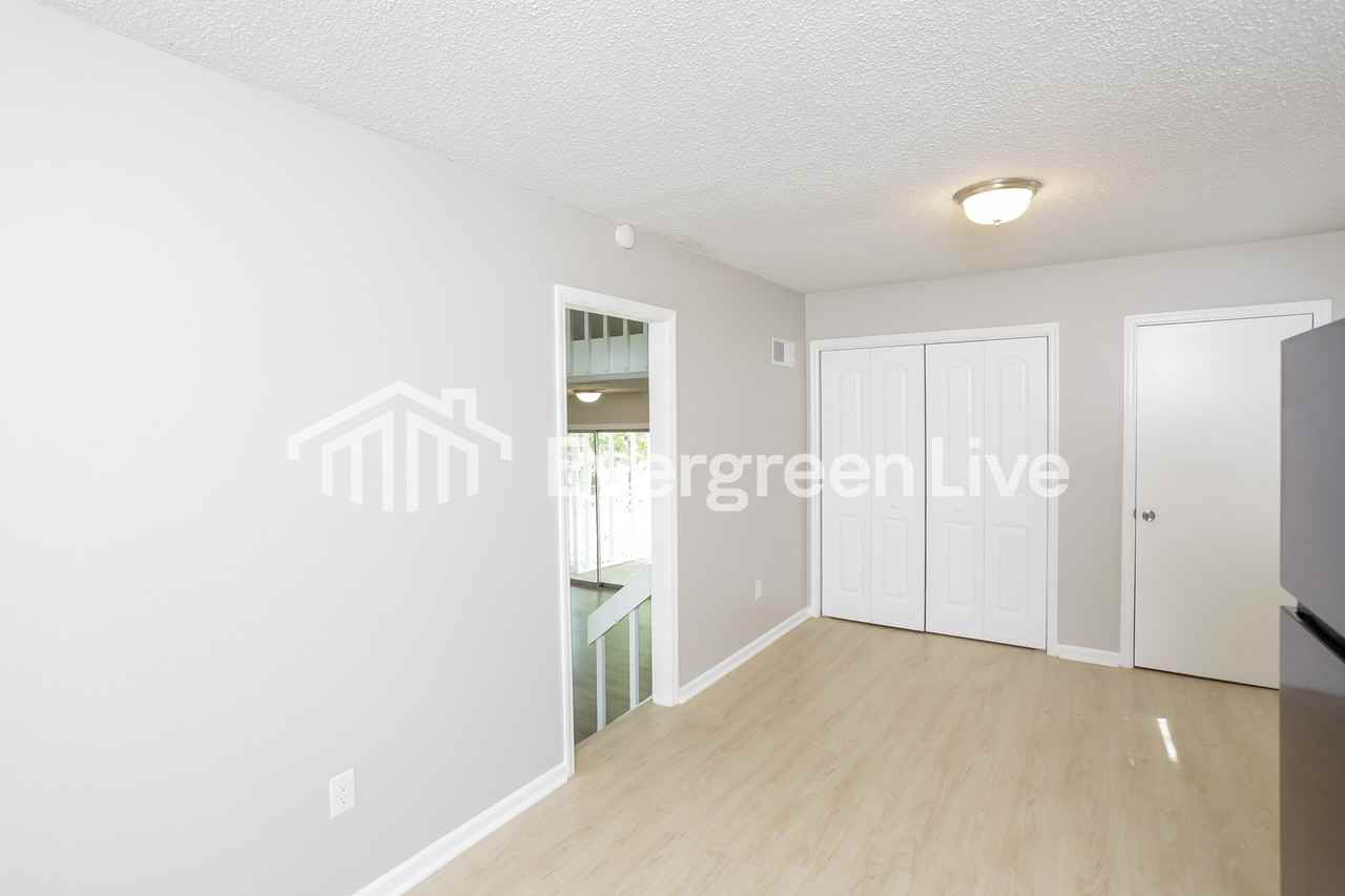 572 Parlock Rd - Photo 5 of 15