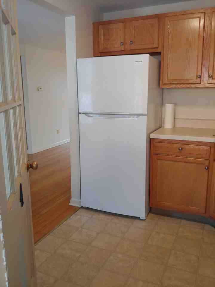 302 Kenwood Ave #3 - Photo 5 of 8
