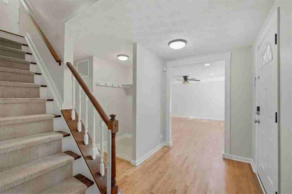 9470 Hillside Dr - Photo 4 of 36