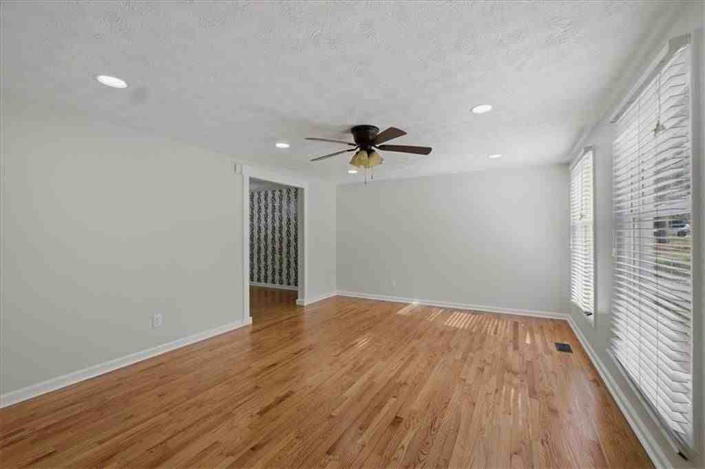 9470 Hillside Dr - Photo 7 of 36