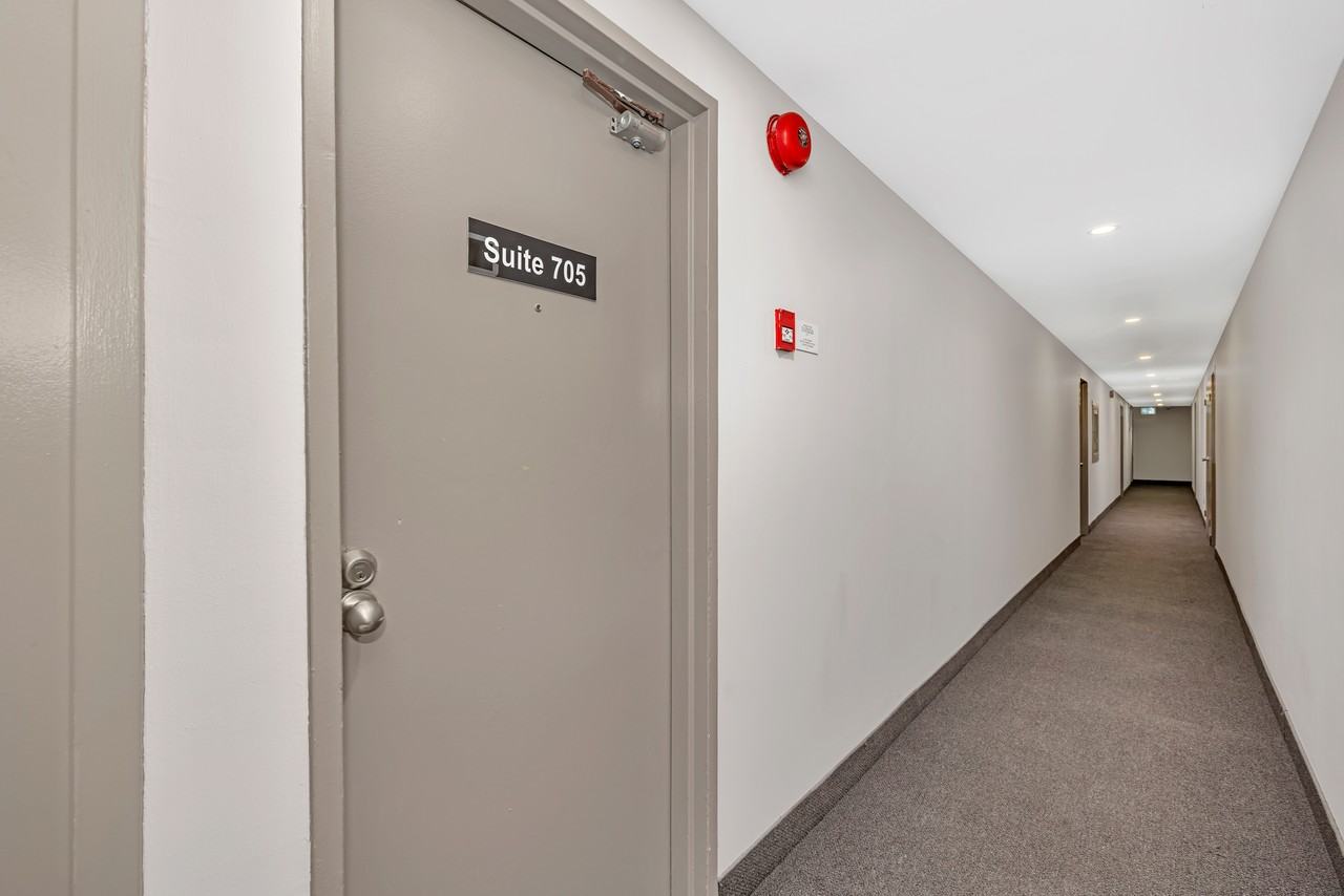 215 Clarence St · 705