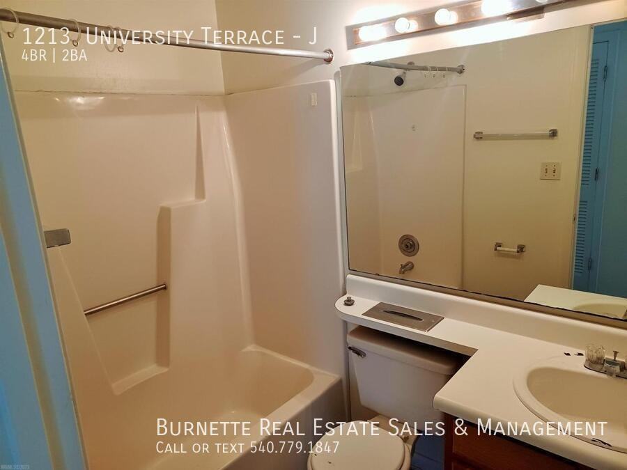 1213 University Ter #J - Photo 4 of 8