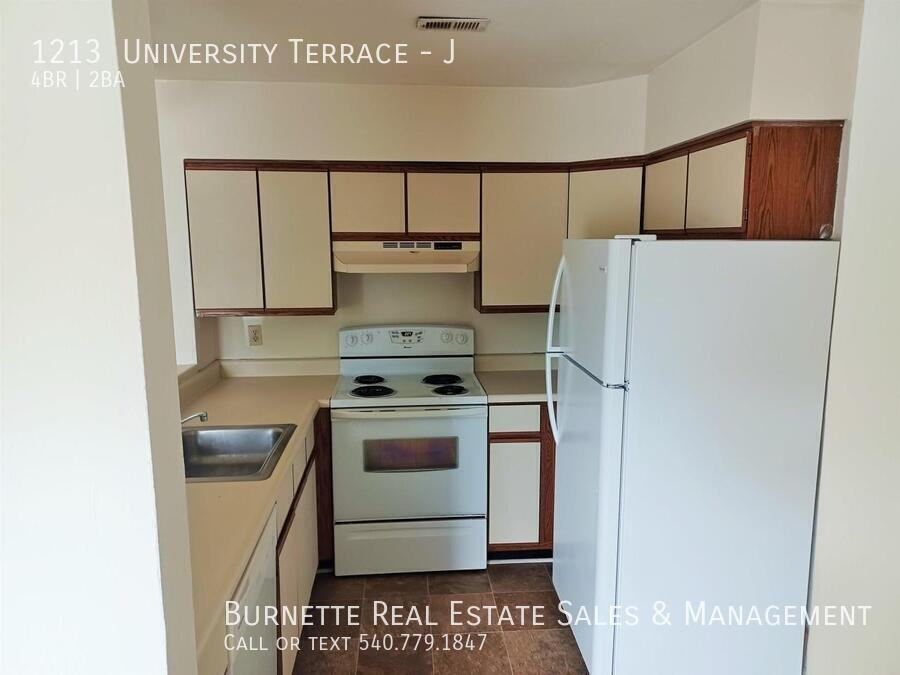 1213 University Ter #J - Photo 7 of 8