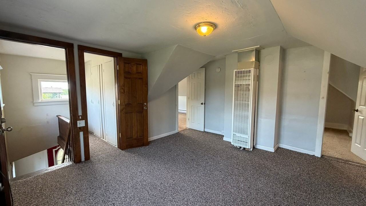 810 E Division St - Photo 3 of 22