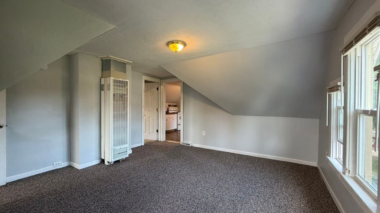 810 E Division St - Photo 5 of 22