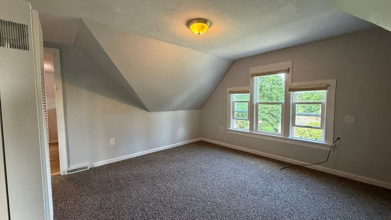 810 E Division St - Photo 6 of 22