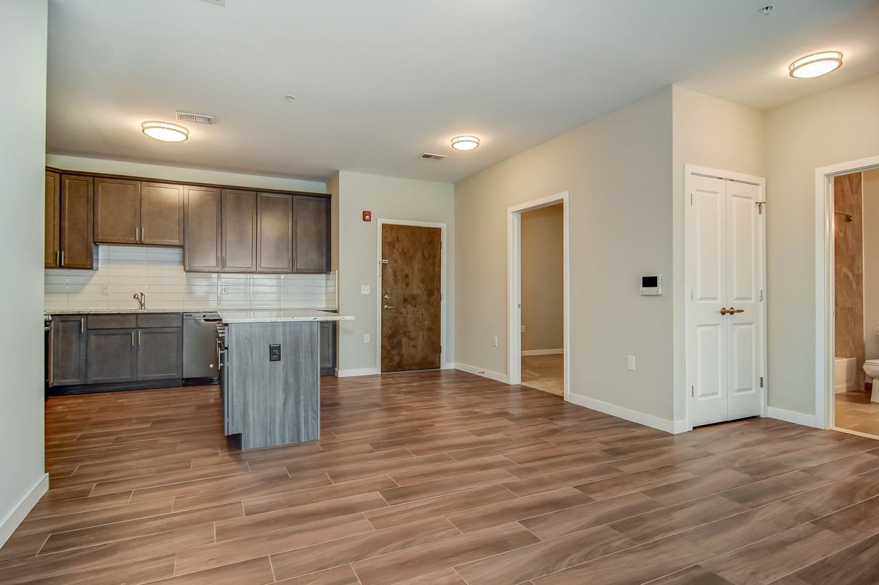 Luxury Rental With Private Parking - Photo 3 of 45