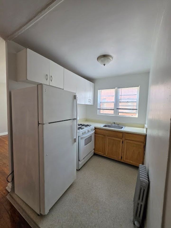 214 KENILWORTH AVE NE - Photo 3 of 8