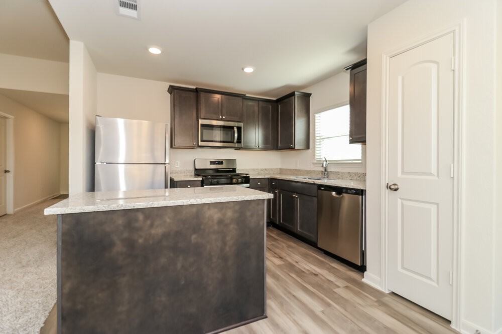 1313 Woodwinds Dr - Photo 6 of 15