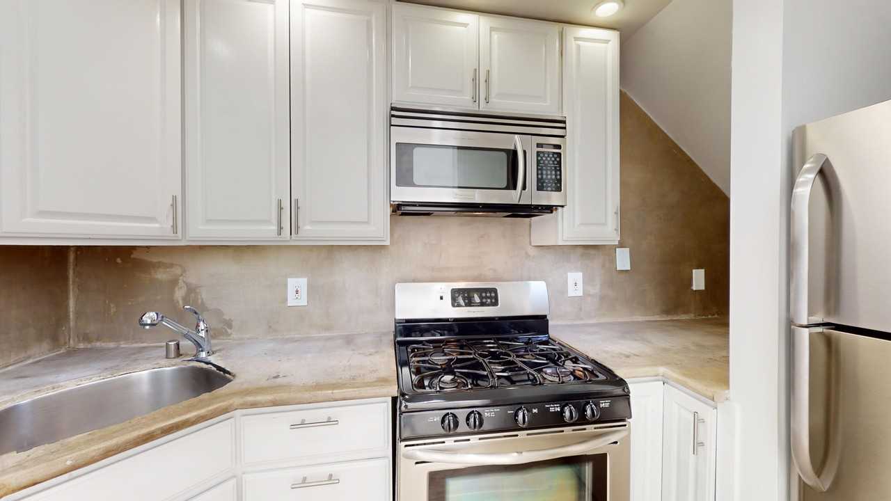 1048 Pacific Ave - Photo 2 of 13
