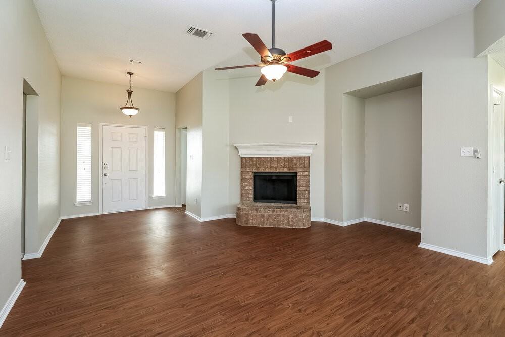 1012 Sw Hillside Dr - Photo 2 of 15