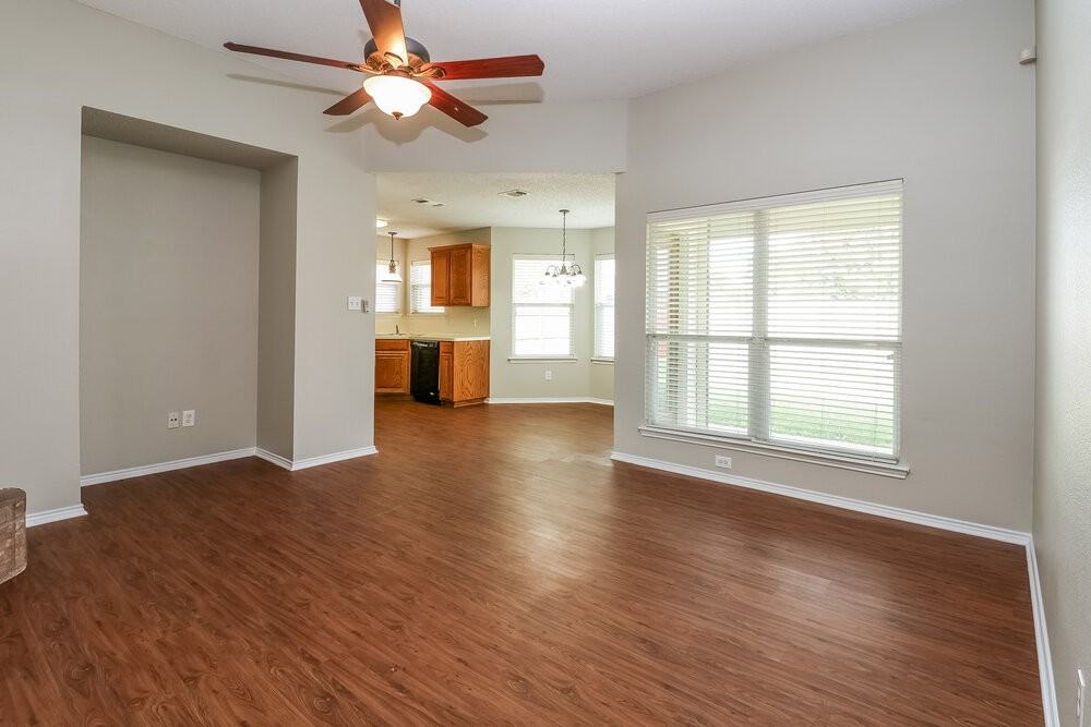 1012 Sw Hillside Dr - Photo 3 of 15