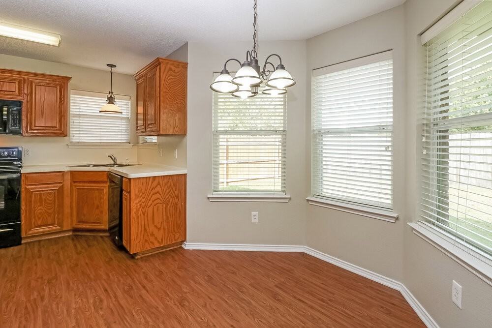 1012 Sw Hillside Dr - Photo 4 of 15