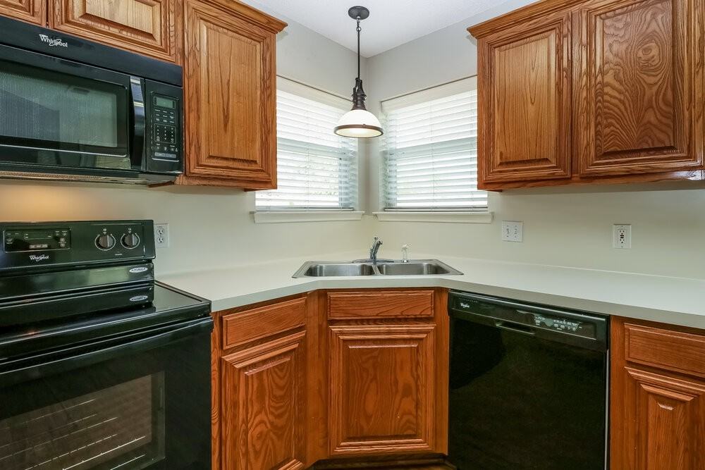 1012 Sw Hillside Dr - Photo 5 of 15
