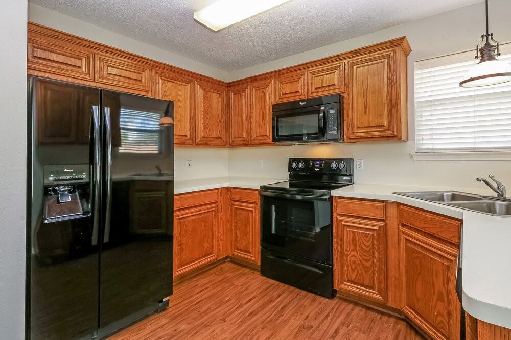 1012 Sw Hillside Dr - Photo 6 of 15