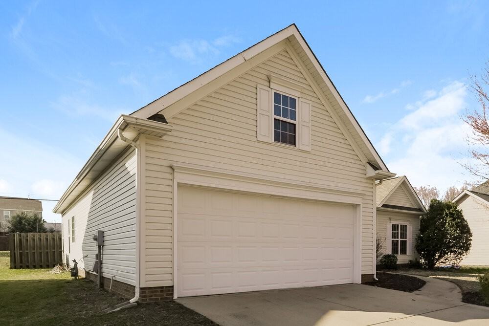 4031 Huntmeadow Dr - Photo 3 of 19