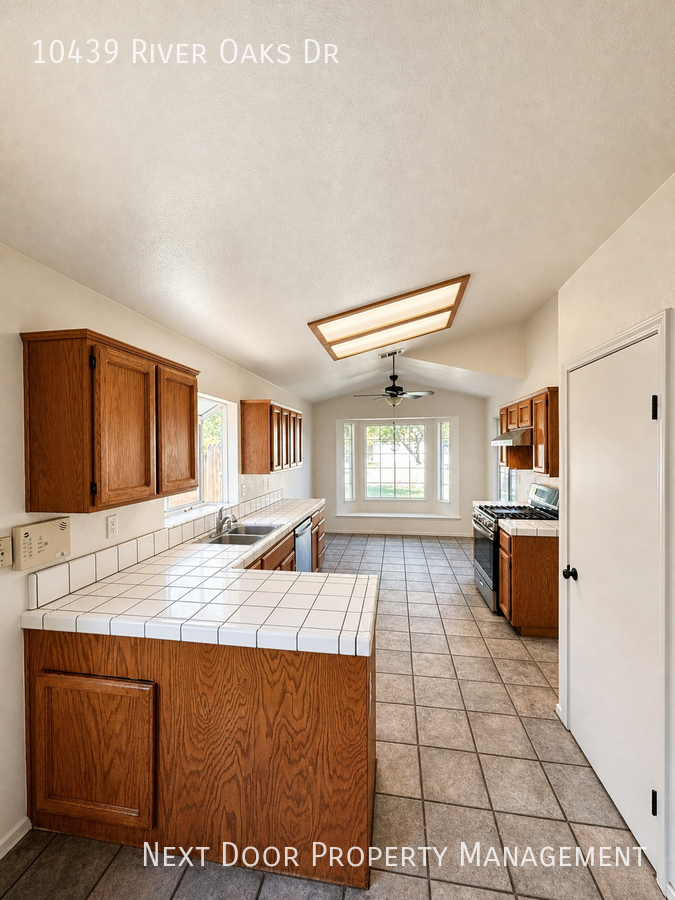 10439 River Oaks Dr - Photo 2 of 11