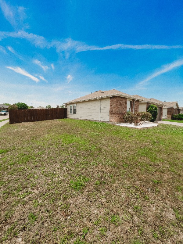 243 Meadowcrest Dr - Photo 2 of 17