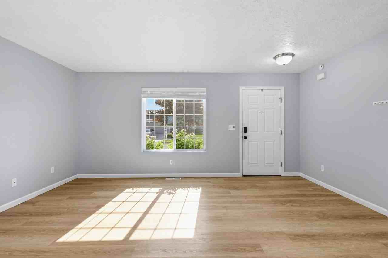7610 S Dour St - Photo 5 of 31