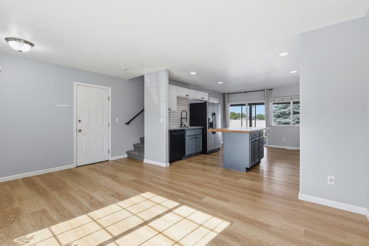 7610 S Dour St - Photo 6 of 31