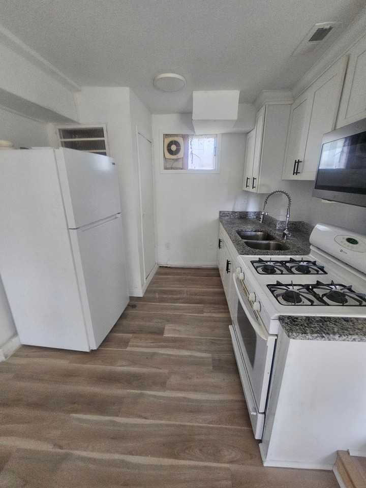 1609 Spratley St #A - Photo 6 of 8