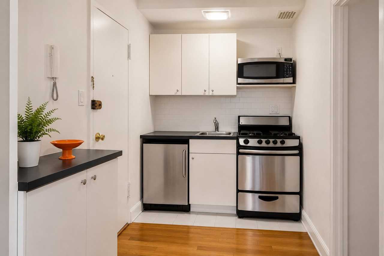 161 E 61st St #4R - Photo 3 of 7