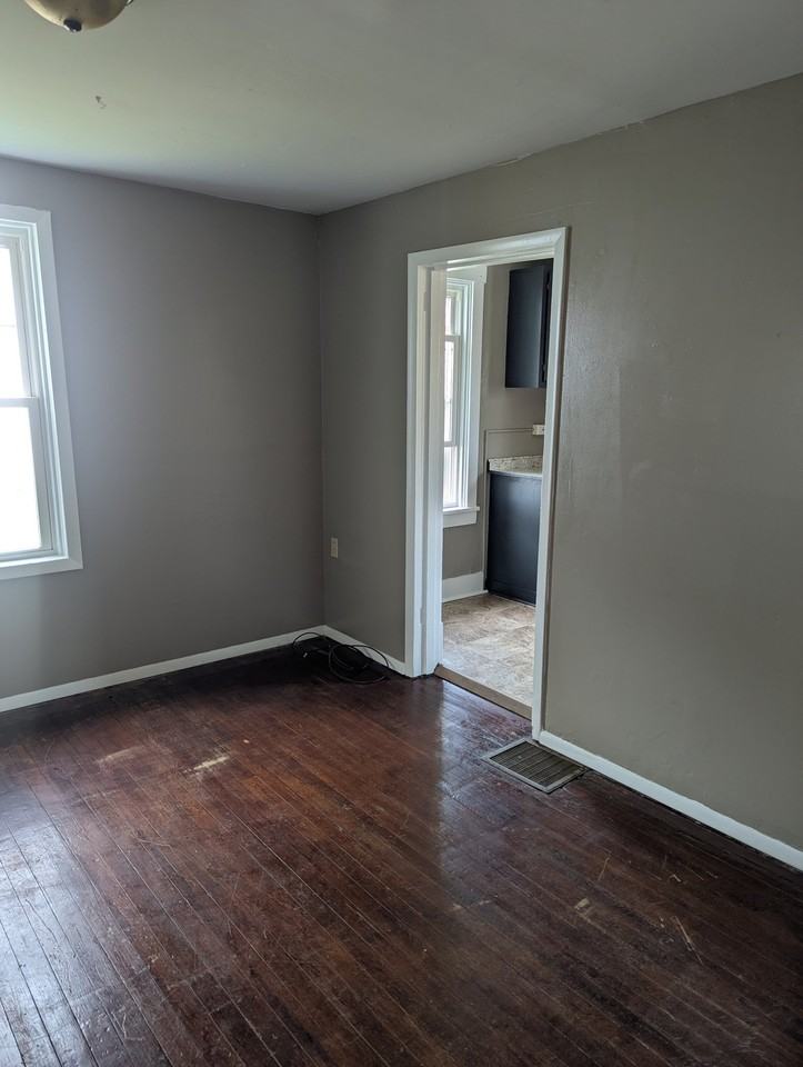 285 14th St - Photo 4 of 14