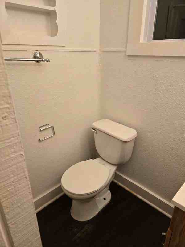 205 Locust St #B - Photo 6 of 6