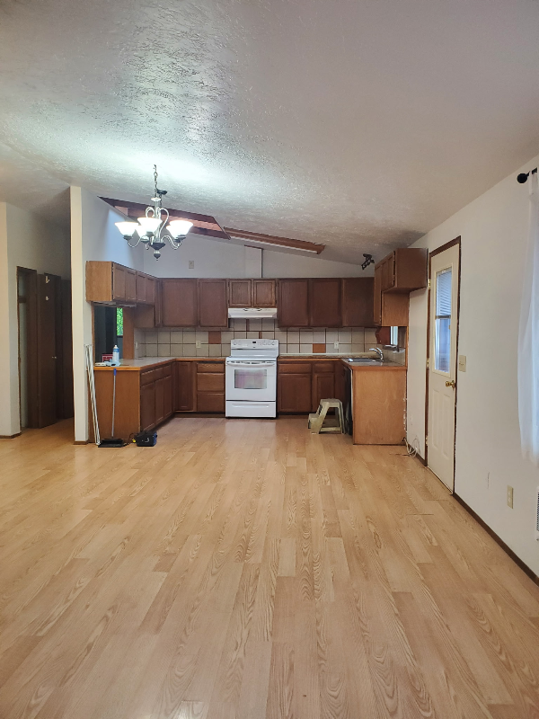 535 N Broadway St - Photo 2 of 3