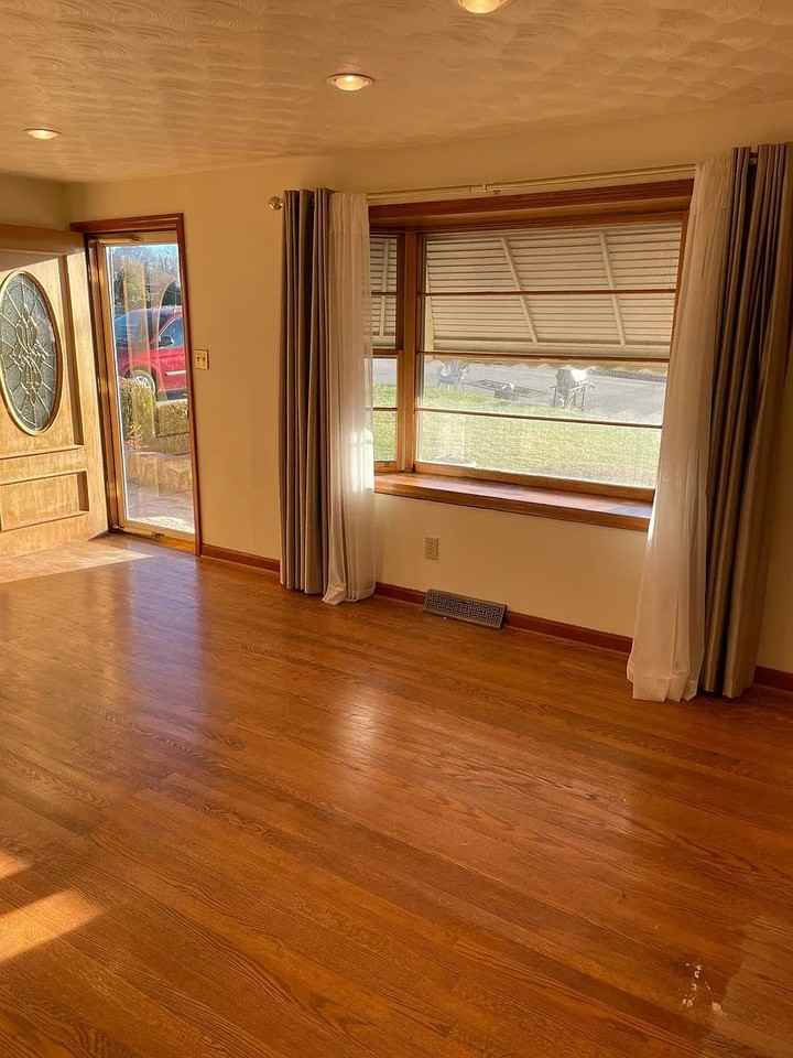 606 Doe St - Photo 4 of 18