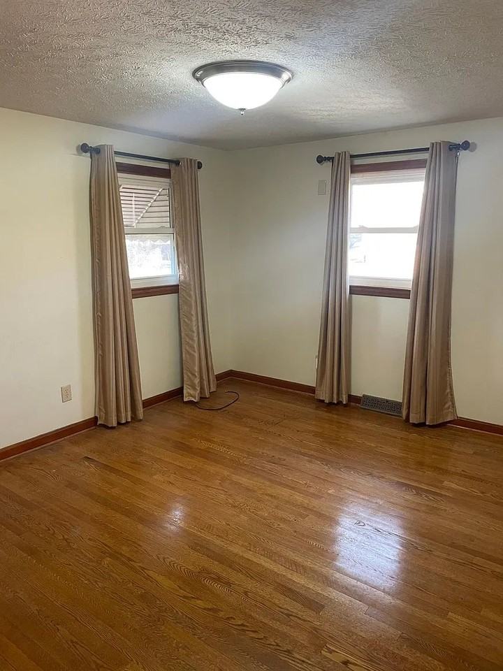 606 Doe St - Photo 6 of 18