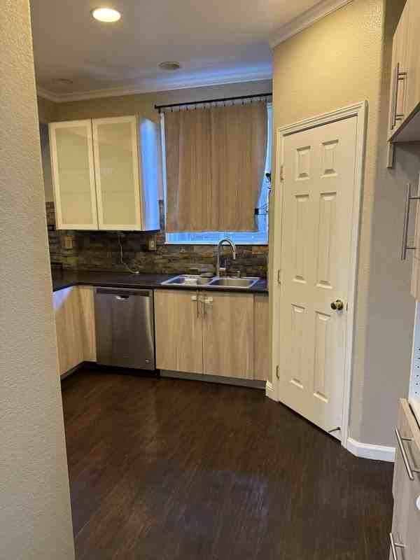 2320 Bayless Way - Photo 5 of 24