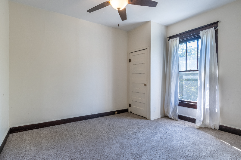 2328 E 16th St - Photo 3 of 16