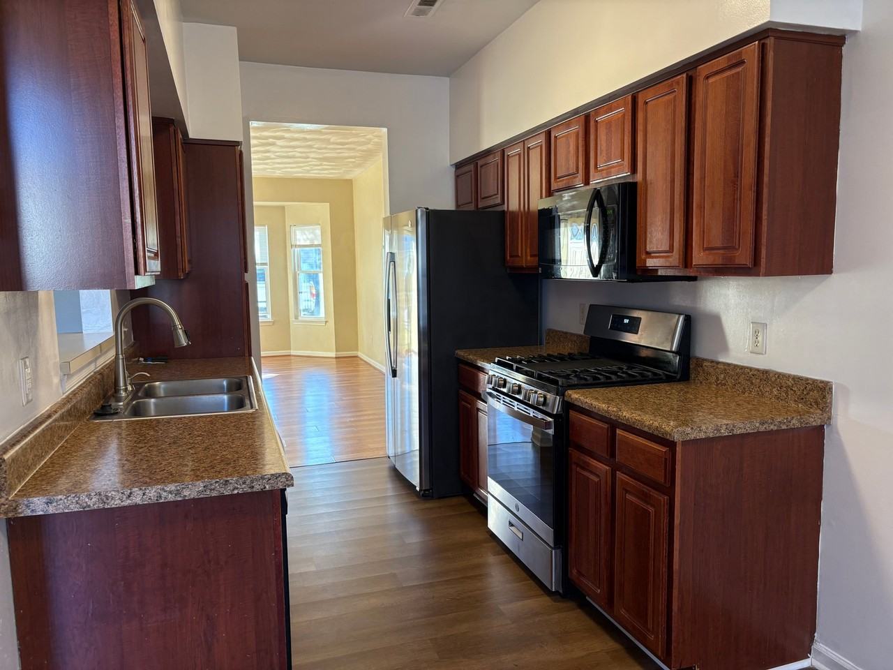 4011 Ketch Dr - Photo 4 of 13