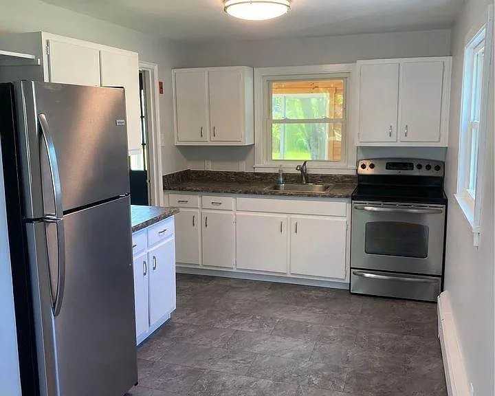 29 Sunbury Ave - Photo 4 of 10