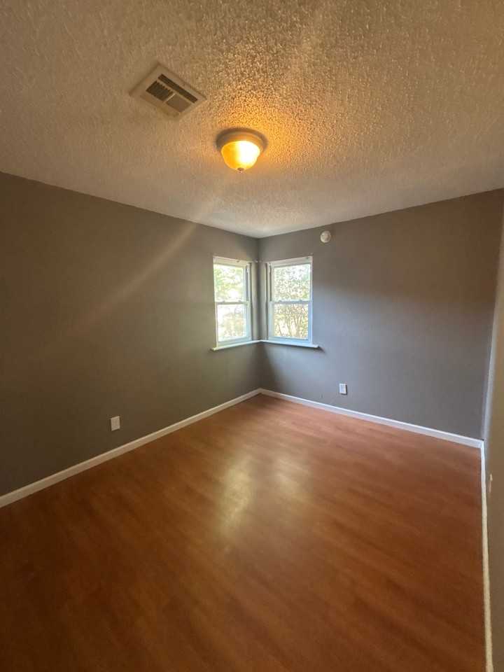 107 Oak St - Photo 3 of 13