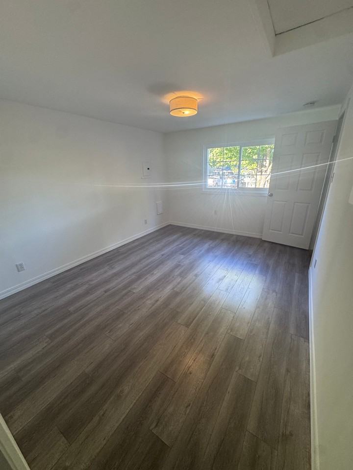 327 Irwin St - Photo 7 of 19