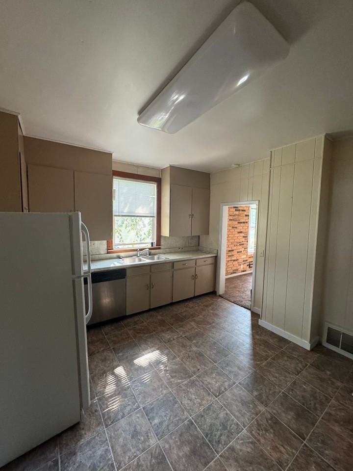 408 W Elm St #1 - Photo 5 of 7