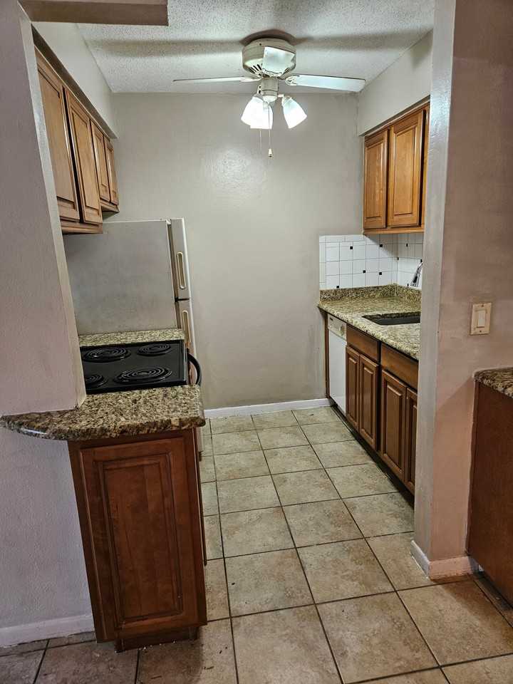 2344 Shelley St #7 - Photo 3 of 9
