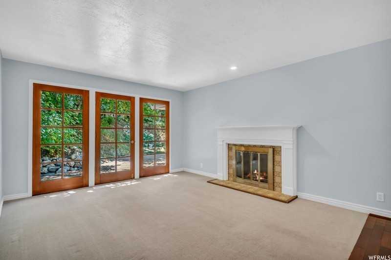 1806 Fawn Ln - Photo 4 of 22