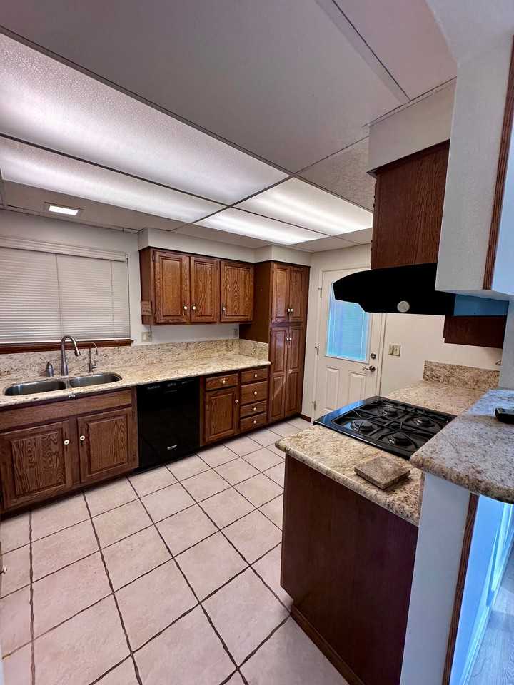 9882 Hampshire St - Photo 4 of 10